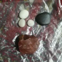 تعدادی سنگ (درمقبره پیدا شدن)