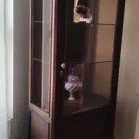 یک جفت ویترین چوبی