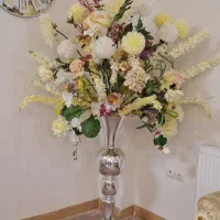 گلدان کلاسیک و گل مصنوعی