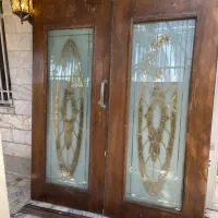 درب چوبی ورودی ساختمان