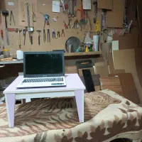 میز تحریر ولپ تاپ نشسته(آک )