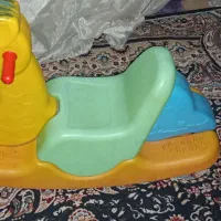 یه دونه کالسکه بچه با یه اسب بازی