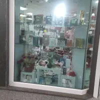 ویترین،دکور،قفسه ام دی اف و شیشه ای فروشگاه