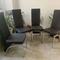 ۴ عدد صندلی رویه چرم /میز چوبی ۴ نفره سالم