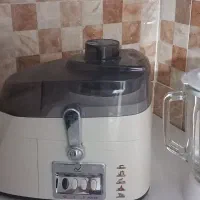 یک دستگاه آبمیوه گیر
