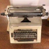 ماشین تایپ فارسی ،تریومفtriumph عتیقه|کلکسیون اشیاء عتیقه|تهران, زعفرانیه|دیوار