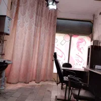 دکور آرایشگاه و آینه و میز و کشو و صندلی اصلاح جکی