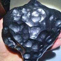 شهاب سنگ کربنی زیبا و خوش هیکل