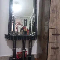 اینه و میز و شمعدان