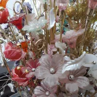 مجسمه با گل روی ان