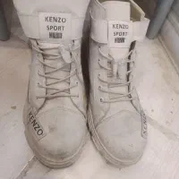 یک جفت کفش شیری رنگ به رنگ سفید میخوره سایز 39
