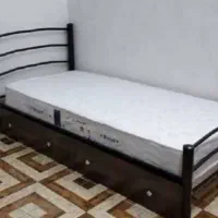تخت فلزی محکم و زیر تخته چوب محکم یک تیکه