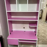 میز و کتابخانه