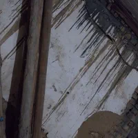 چند عدد تیر چوبی ویک عدد روشویی سالم