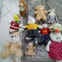 تعدادی عروسک و ساعت
