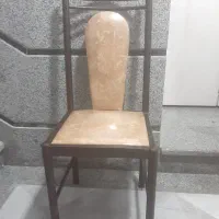 تعدادی میز و صندلی