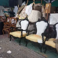 کارگر وارد و نیم وارد رویه کوبی مبل