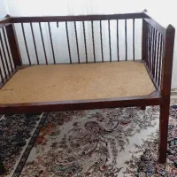 تخت کودک کنار مادر