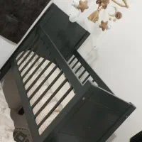 تخت کنار مادر