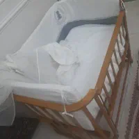 تخت کنار مادر