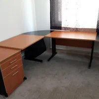 ۴ عدد میز و یک کِشو و ۶ قطعه نیم دایره مشکی