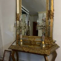 میز و اینه همراه با شمعدونی