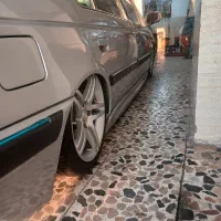 به یک همکارمکانیک کاربلدو شاگردمکانیک دست به آچار