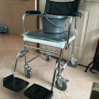 صندلی چرخدار مخصوص حمام و دستشویی سالمند