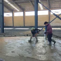 بتن ریزی کف با ماله پروانه ای