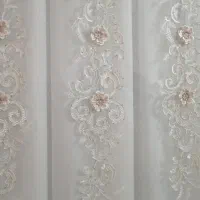 پرده سفید و پشت پنجره ای