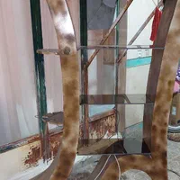 ویترینی چوبی با دکوراسیون شیشه طرح کفش