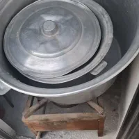 دوتا قابلمه بزرگ و تشت روحی و یک عدد اجاق گاز بزرگ