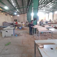 نیروی کار در کارگاه چوب