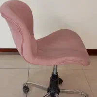 تعدادی صندلی و میز آرایشگاه
