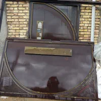 یک عدد در حیاط فروشی