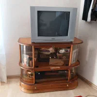 تلوزیون به همراه میز تلوزیون