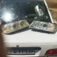 دوعدد چراغ جلو ماشین