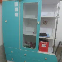 کمد نوجوان خوش رنگ و تمیز