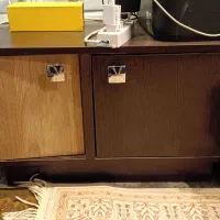 تخت خواب یک نفره و کتابخانه