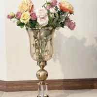 گلدان کنار سالنی