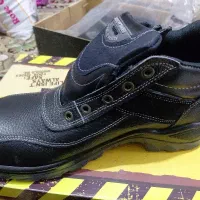 کفش ایمنی|کیف، کفش، کمربند|آبپخش, |دیوار