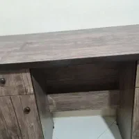 میز و صندلی و کتابخونه