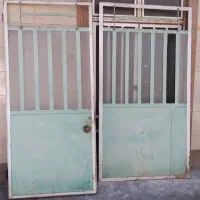 در حیاط بزرگ دو لنگه