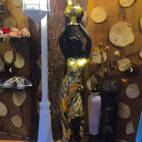 مجسمه تزینی مشکی و طلای با گوی نورانی