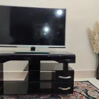 تلویزیون 39 اینج TCL به همراه میز تلویزیون