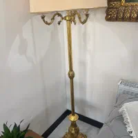 آباژور ایستاده