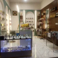 ویترین عطر فروشی