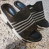 تعدادی لباس و کفش|لباس|شیراز, ریشمک|دیوار