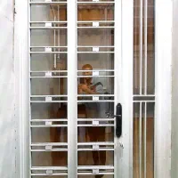 درب پذیرایی. درب ورودی ساختمان