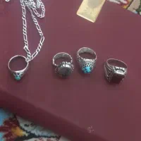 چهار عدد انگشتر ویک زنجیر یک جا به فروش میرسد